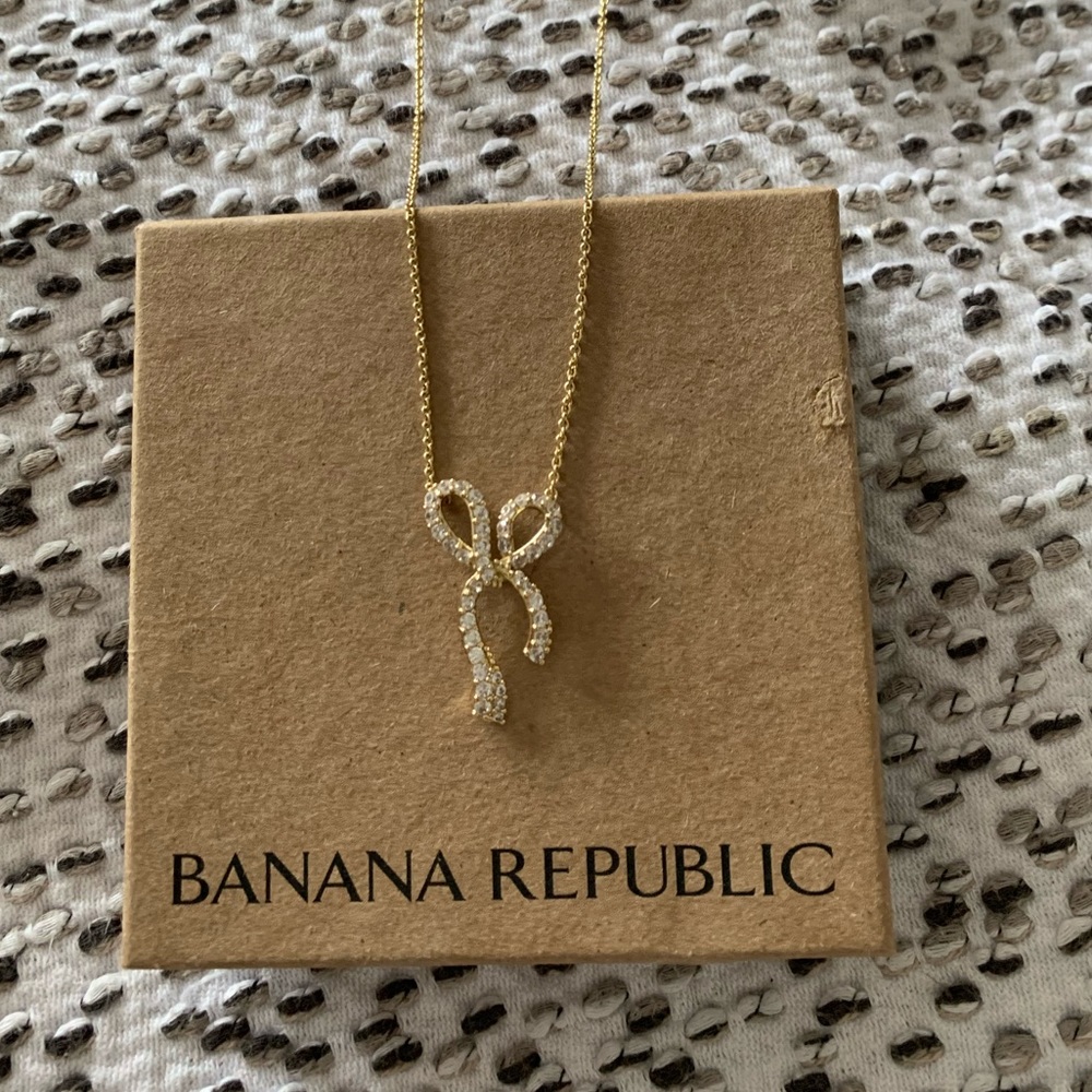 Gold bow necklace